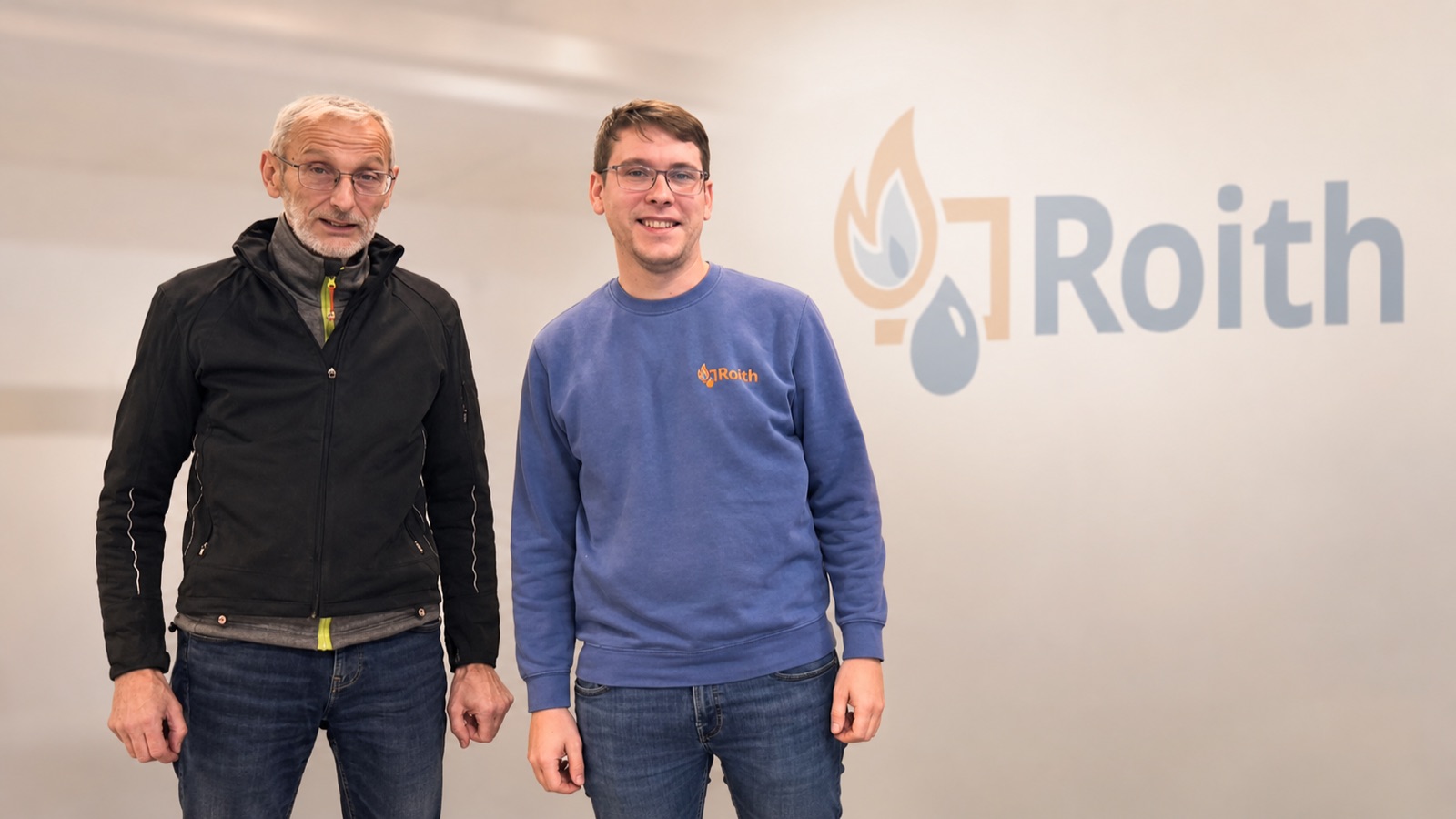 Firmengründer Alois Roith und Geschäftsführer Peter Roith vor dem Roith-Logo